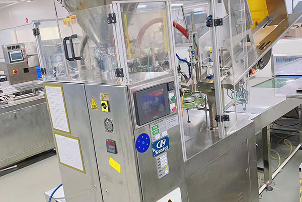 Máquina de llenado y sellado de tubos